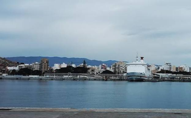 Vista del puerto de la capital en el que se aprecia uno de los buques que realizan la conexión con Nador. 