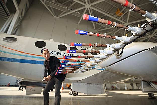 Un operario prepara las cargas de yoduro de plata.