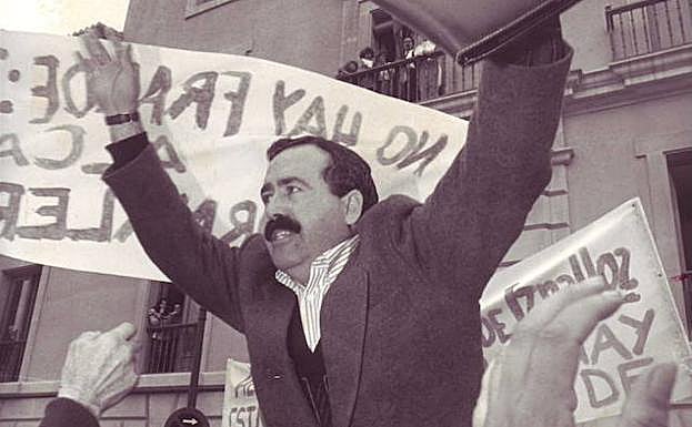 Antonio Mata Hita, alcalde de Iznalloz, sale a hombros en 1991 de los juzgados de Plaza Nueva tras ser procesado por un presunto fraude al subsidio agrario. 