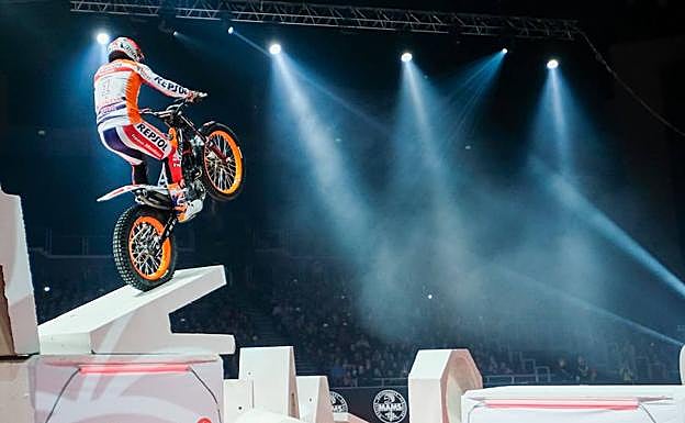 El piloto Toni Bou realizando una acrobacia durante la cita en Budapest.