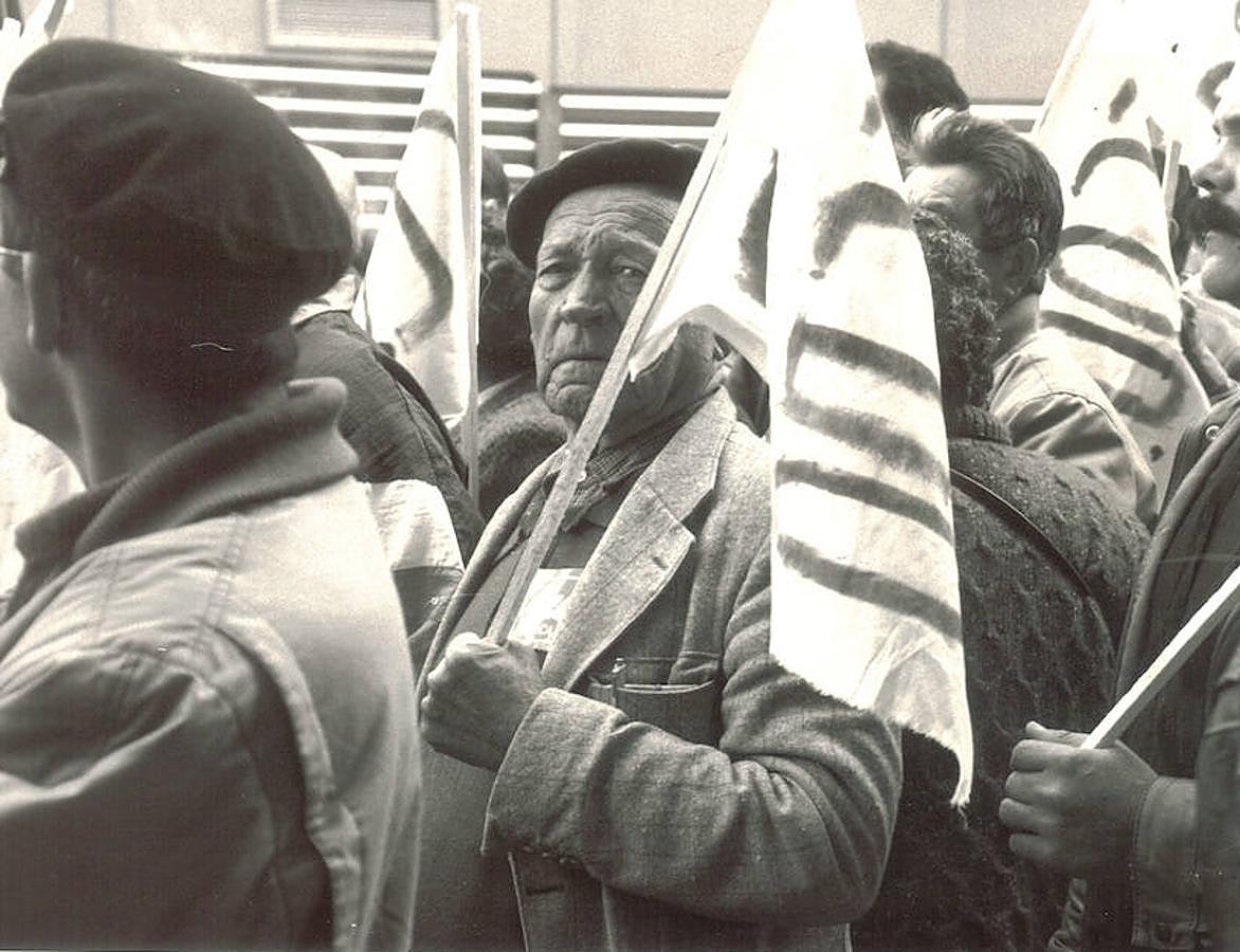 Trabajadores de varios municipios se manifiestan en Granada para pedir la reforma del PER en 1991.
