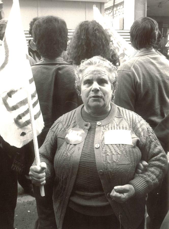 Una mujer, durante la manifestación por las calles de Granada para pedir la reformar del PER en 1991.