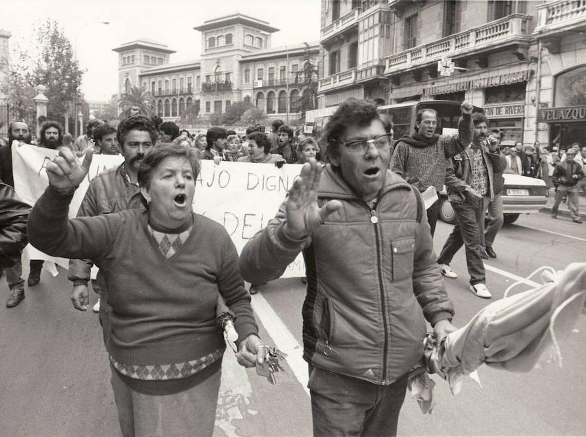 Trabajadores de Pinos Puente se manifiestan por la Gran Vía de Granada en diciembre de 1990 en protesta por la falta de fondos para poder acceder a jornales del Plan de Empleo Rural.