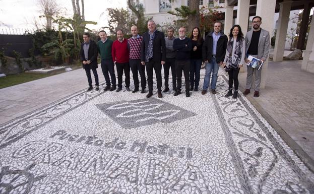 El presidente del puerto, Francisco Álvarez de la Chica, con parte del equipo en el jardín del edificio de la Autoridad Portuaria. 