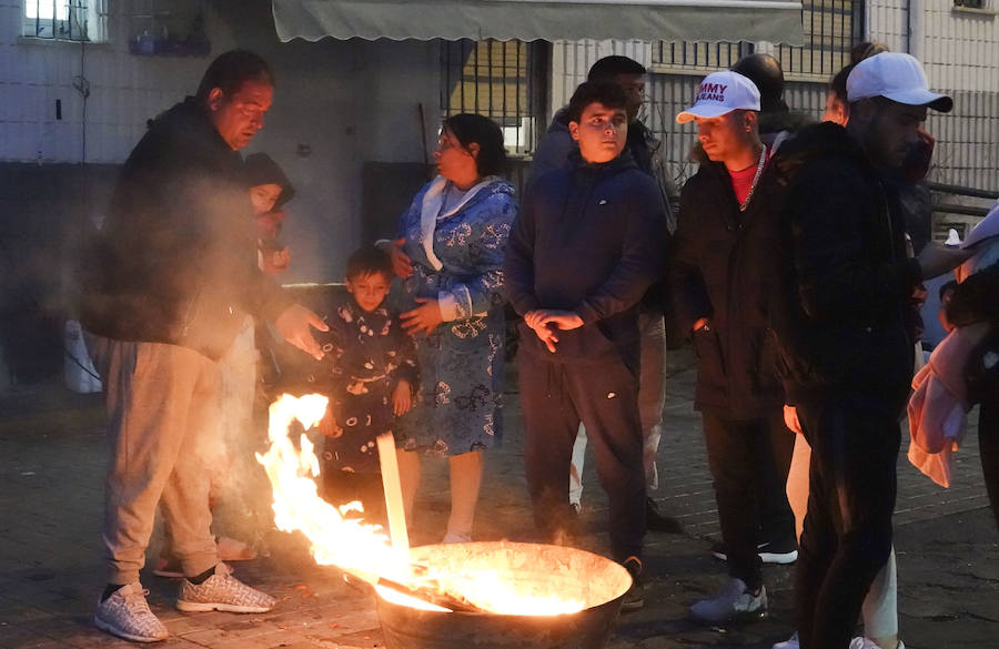 Numerosas familias de la barriada abandonan sus viviendas tras una semana de caídas en el suministro eléctrico