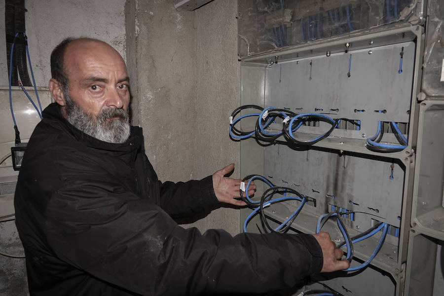 Numerosas familias de la barriada abandonan sus viviendas tras una semana de caídas en el suministro eléctrico