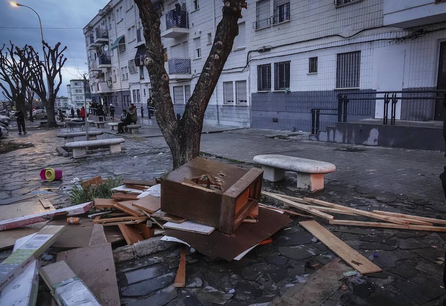 Numerosas familias de la barriada abandonan sus viviendas tras una semana de caídas en el suministro eléctrico