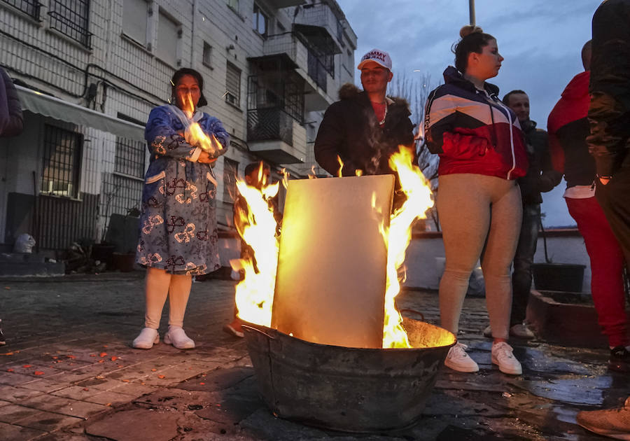 Numerosas familias de la barriada abandonan sus viviendas tras una semana de caídas en el suministro eléctrico