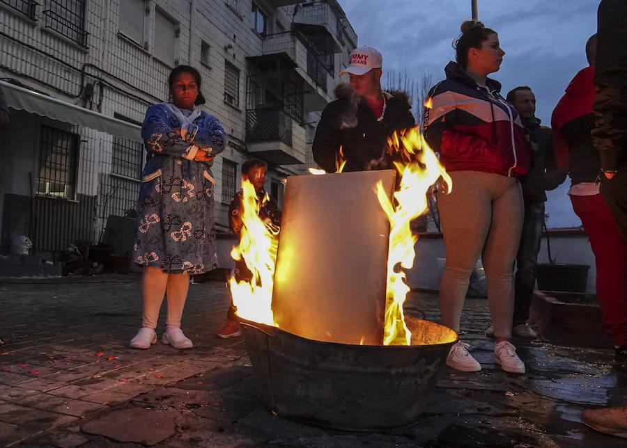 Numerosas familias de la barriada abandonan sus viviendas tras una semana de caídas en el suministro eléctrico