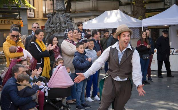 Er Chusky Nomambo, uno de los 'clowns' que actúa normalmente en la plaza Bib Rambla.