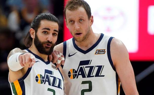 Ricky Rubio (i) dialoga con su compañero en los Jazz Joe Ingles.