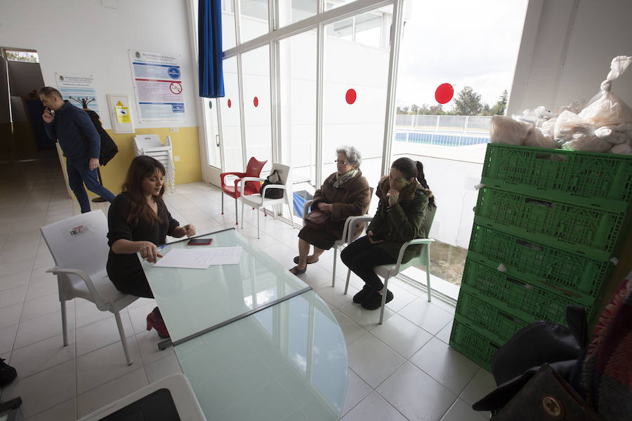 En el interior de las instalaciones, se encuentra la concejala de Servicios Sociales y Bienestar Social, Jemi Sánchez, que tiene apuntadas en un folio las 22 familias que recogerán hoy el menú