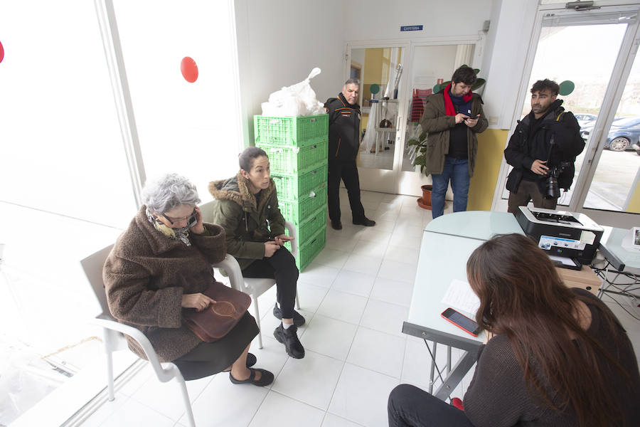 En el interior de las instalaciones, se encuentra la concejala de Servicios Sociales y Bienestar Social, Jemi Sánchez, que tiene apuntadas en un folio las 22 familias que recogerán hoy el menú