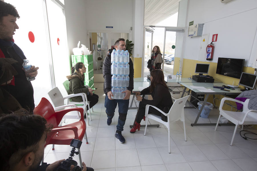 En el interior de las instalaciones, se encuentra la concejala de Servicios Sociales y Bienestar Social, Jemi Sánchez, que tiene apuntadas en un folio las 22 familias que recogerán hoy el menú