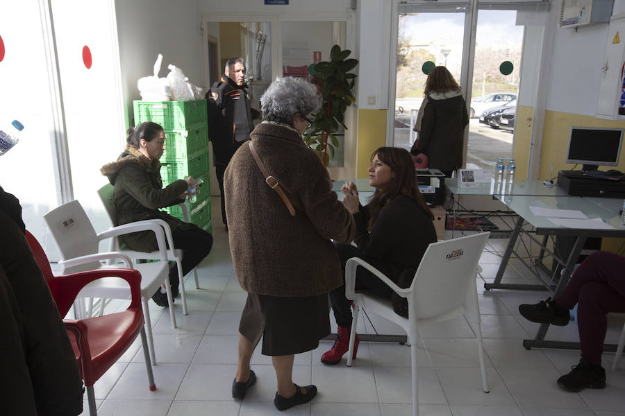 En el interior de las instalaciones, se encuentra la concejala de Servicios Sociales y Bienestar Social, Jemi Sánchez, que tiene apuntadas en un folio las 22 familias que recogerán hoy el menú