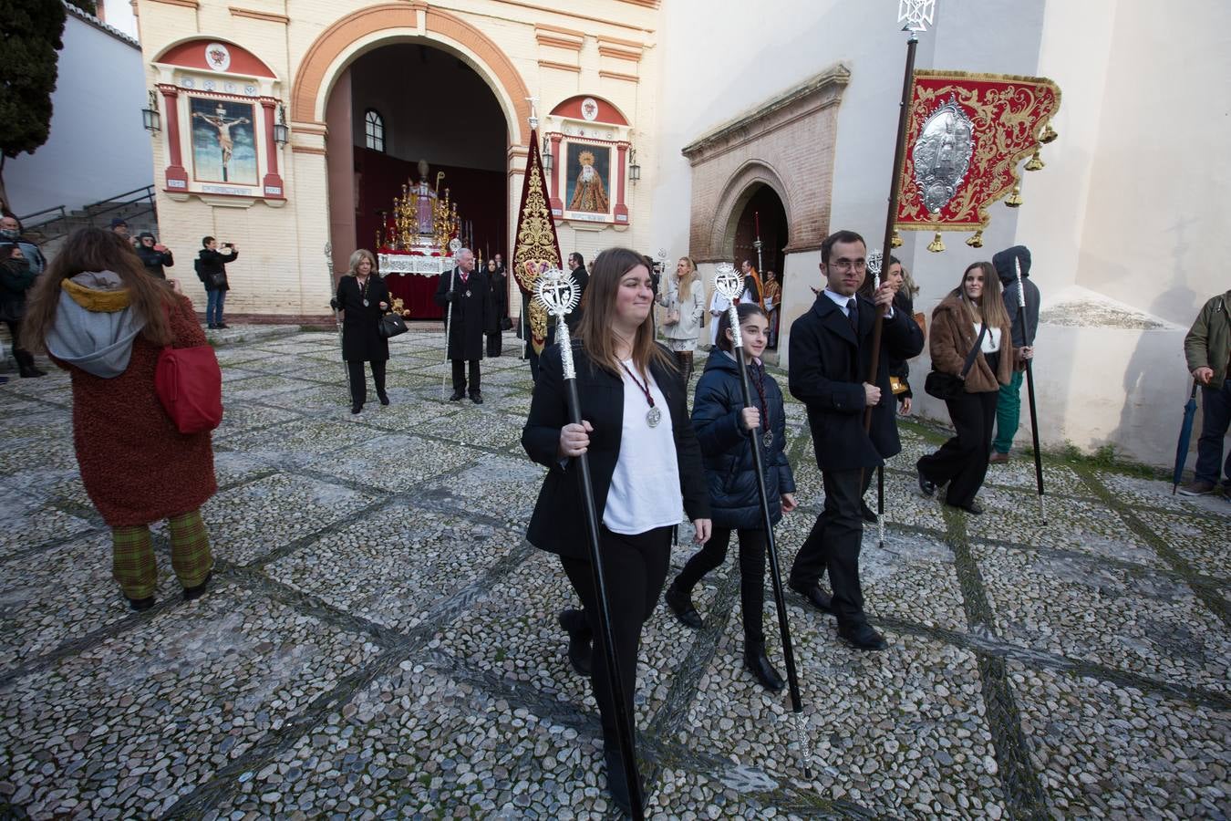Decenas de personas se han echado a la calle para disfrutar de la procesión de San Cecilio
