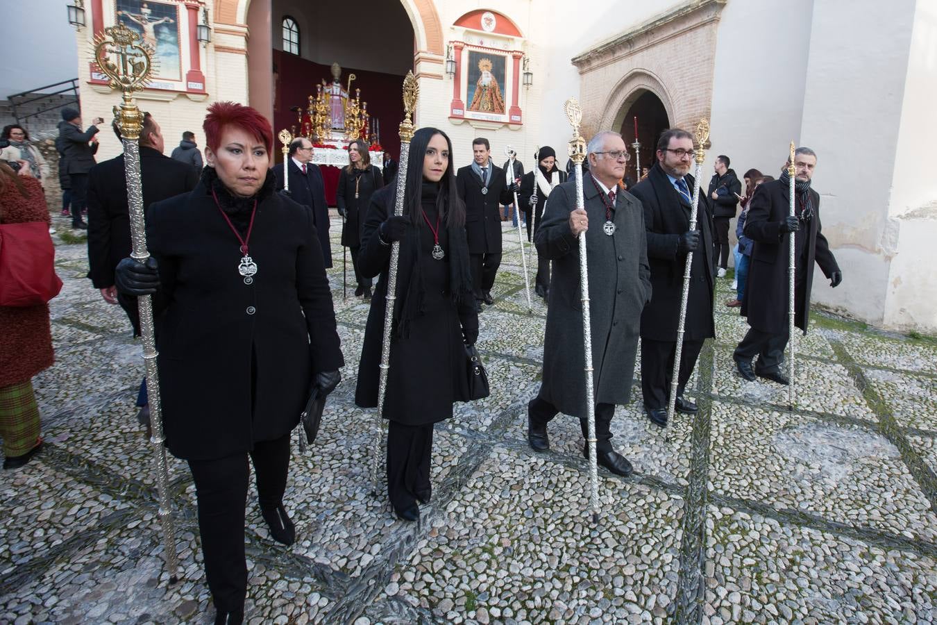 Decenas de personas se han echado a la calle para disfrutar de la procesión de San Cecilio