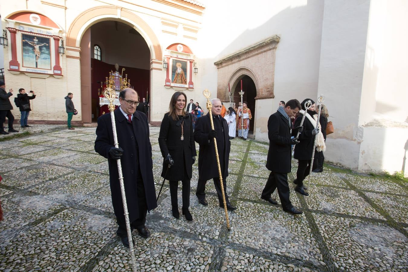 Decenas de personas se han echado a la calle para disfrutar de la procesión de San Cecilio