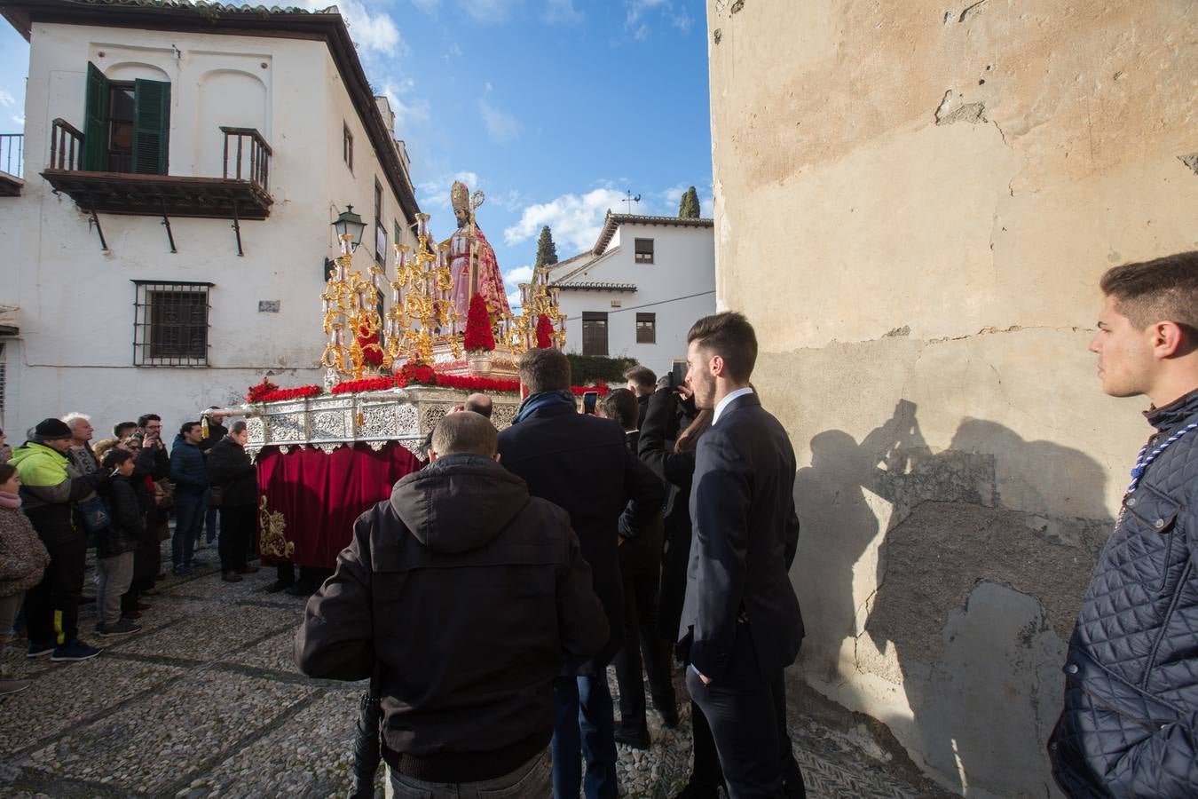 Decenas de personas se han echado a la calle para disfrutar de la procesión de San Cecilio