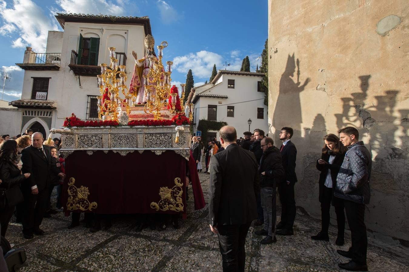 Decenas de personas se han echado a la calle para disfrutar de la procesión de San Cecilio