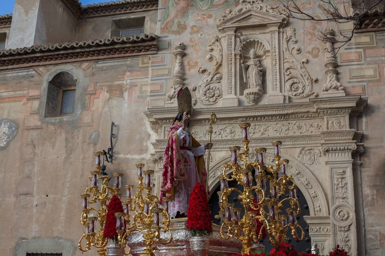 Decenas de personas se han echado a la calle para disfrutar de la procesión de San Cecilio