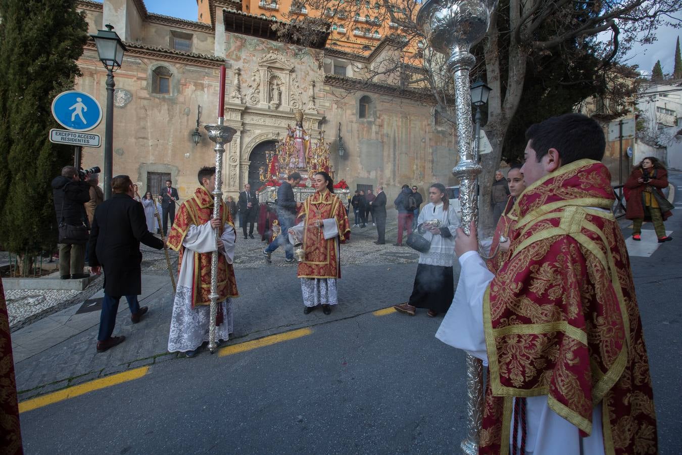 Decenas de personas se han echado a la calle para disfrutar de la procesión de San Cecilio