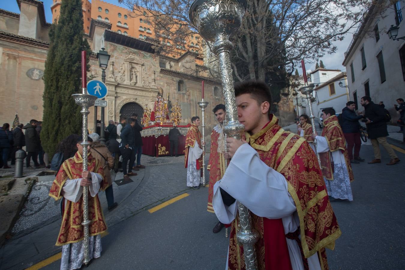 Decenas de personas se han echado a la calle para disfrutar de la procesión de San Cecilio