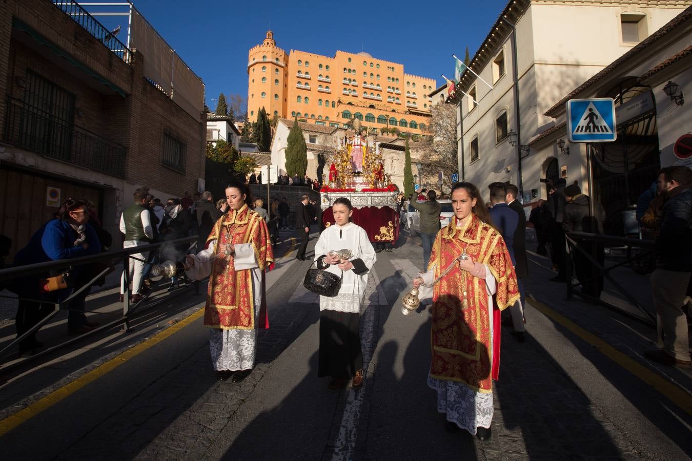 Decenas de personas se han echado a la calle para disfrutar de la procesión de San Cecilio