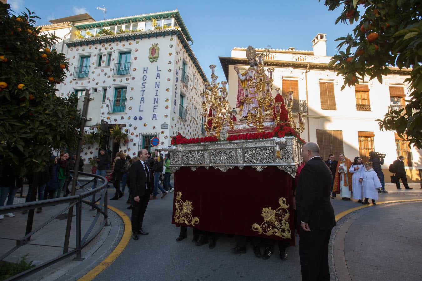 Decenas de personas se han echado a la calle para disfrutar de la procesión de San Cecilio