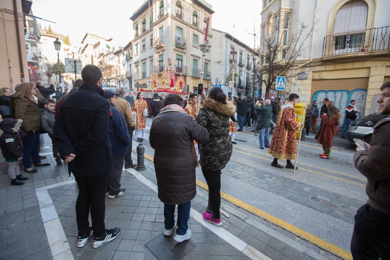Decenas de personas se han echado a la calle para disfrutar de la procesión de San Cecilio