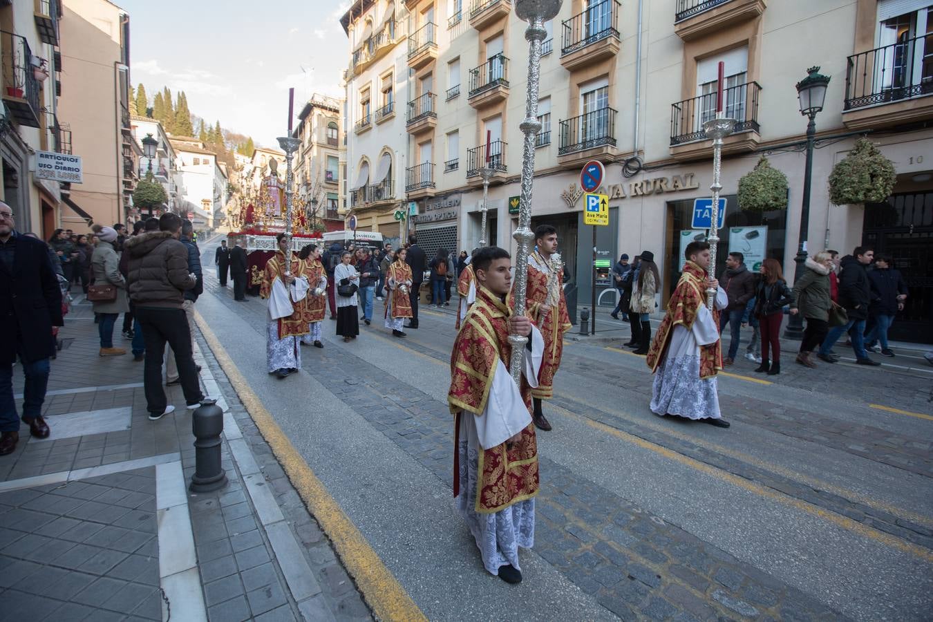 Decenas de personas se han echado a la calle para disfrutar de la procesión de San Cecilio
