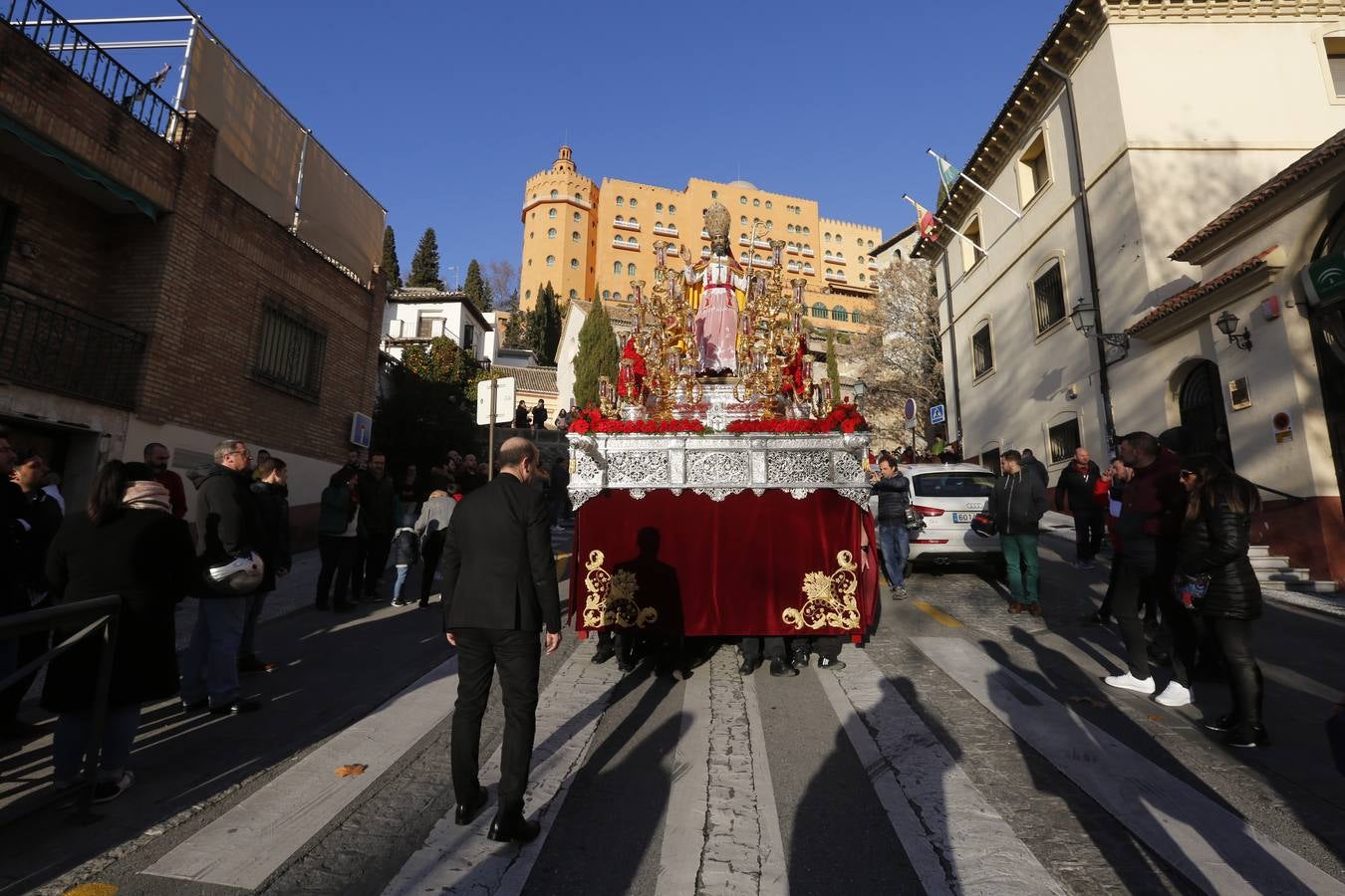 Decenas de personas se han echado a la calle para disfrutar de la procesión de San Cecilio