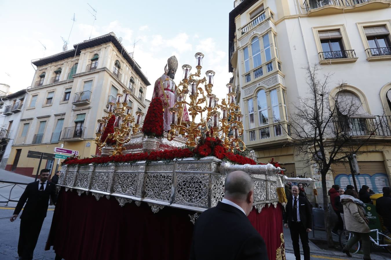 Decenas de personas se han echado a la calle para disfrutar de la procesión de San Cecilio