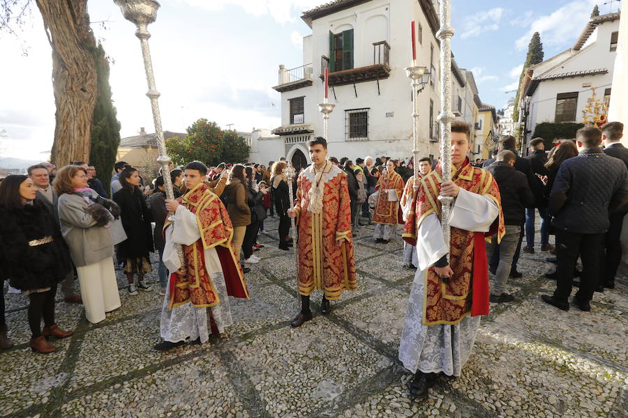 Decenas de personas se han echado a la calle para disfrutar de la procesión de San Cecilio