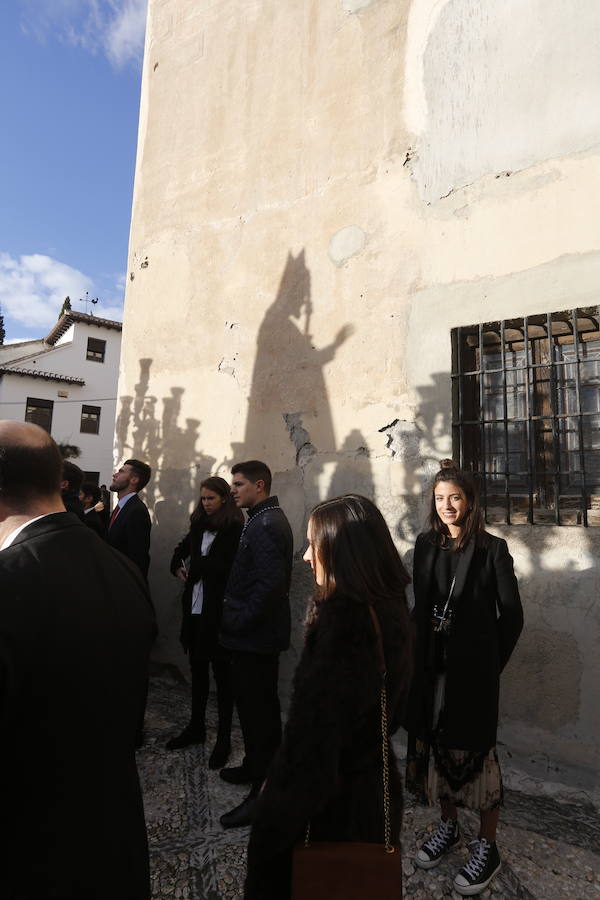 Decenas de personas se han echado a la calle para disfrutar de la procesión de San Cecilio