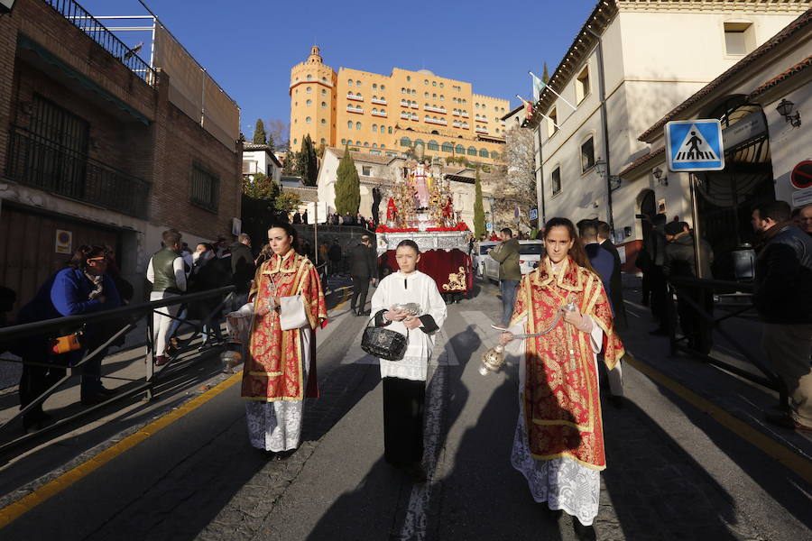 Decenas de personas se han echado a la calle para disfrutar de la procesión de San Cecilio