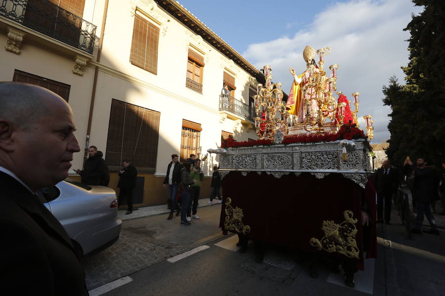 Decenas de personas se han echado a la calle para disfrutar de la procesión de San Cecilio