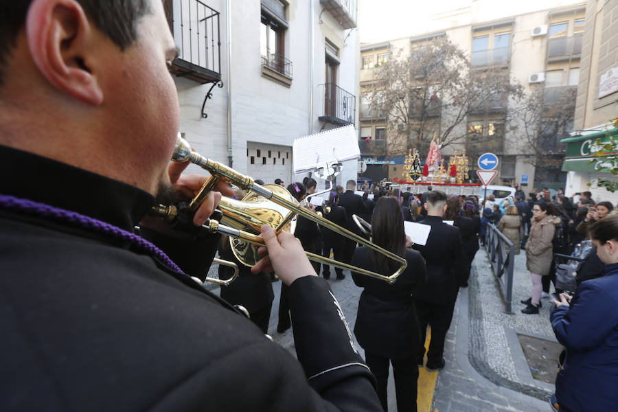 Decenas de personas se han echado a la calle para disfrutar de la procesión de San Cecilio