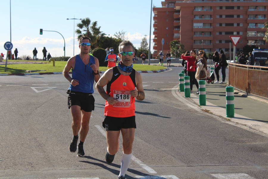 Alrededor de 4.700 corredores han tomado la salida en una mañana muy fría