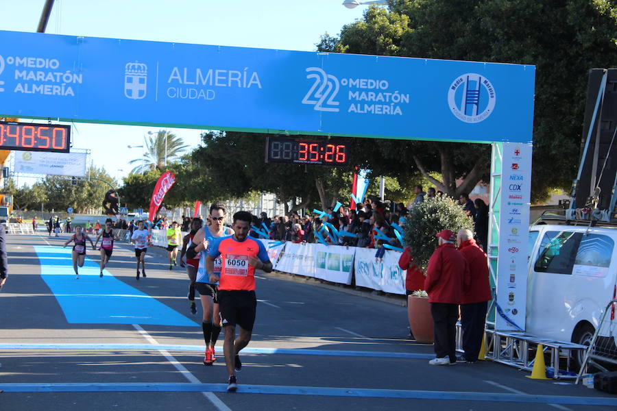 Alrededor de 4.700 corredores han tomado la salida en una mañana muy fría