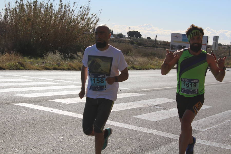 Alrededor de 4.700 corredores han tomado la salida en una mañana muy fría