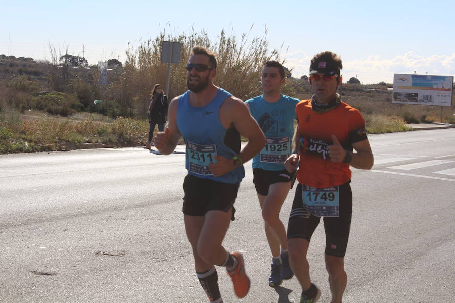 Alrededor de 4.700 corredores han tomado la salida en una mañana muy fría