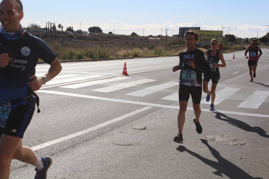 Alrededor de 4.700 corredores han tomado la salida en una mañana muy fría