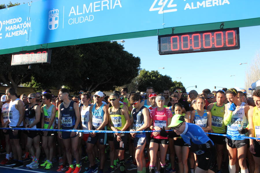 Alrededor de 4.700 corredores han tomado la salida en una mañana muy fría