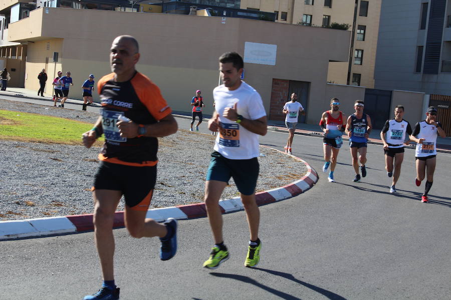 Alrededor de 4.700 corredores han tomado la salida en una mañana muy fría