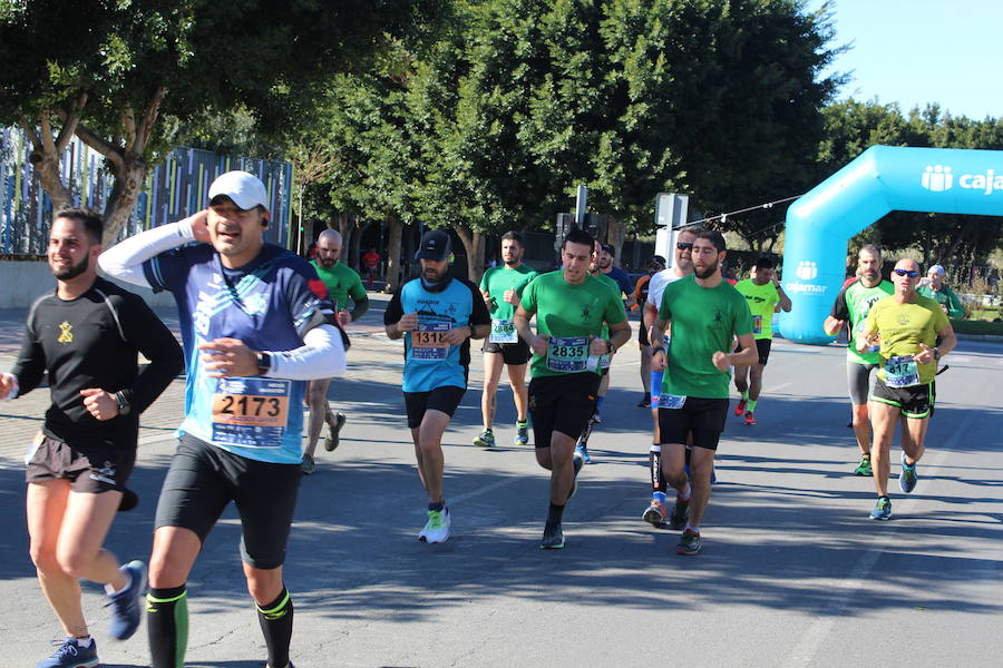 Alrededor de 4.700 corredores han tomado la salida en una mañana muy fría