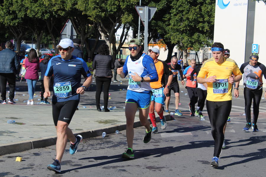 Alrededor de 4.700 corredores han tomado la salida en una mañana muy fría