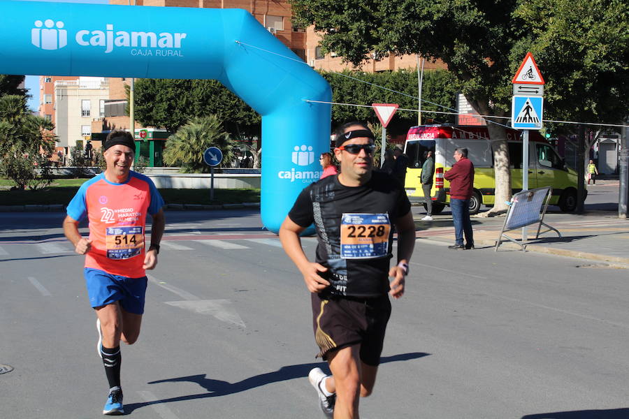 Alrededor de 4.700 corredores han tomado la salida en una mañana muy fría