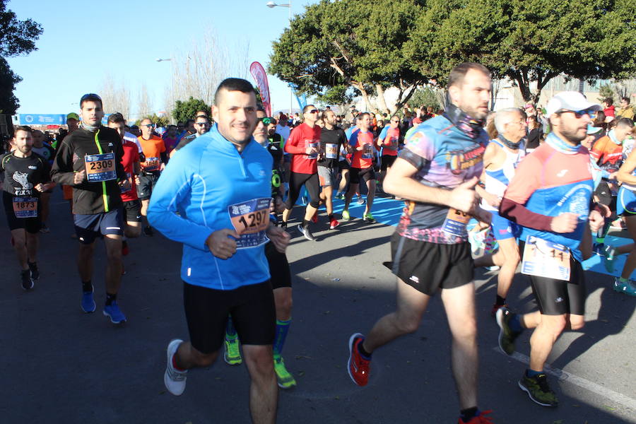 Alrededor de 4.700 corredores han tomado la salida en una mañana muy fría