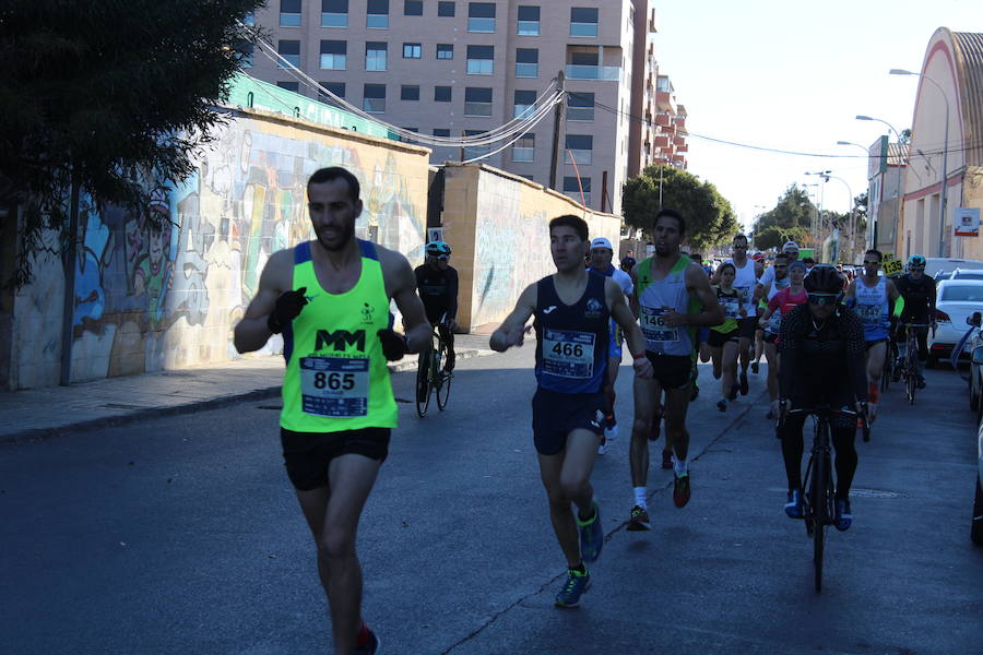 Alrededor de 4.700 corredores han tomado la salida en una mañana muy fría